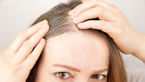 Skąd się biorą siwe włosy? Badania potwierdzają!