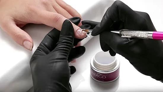 Jak zrobić manicure hybrydowy indigo - krok po kroku do perfekcji Jak zrobić manicure hybrydowy indigo - krok po kroku do perfekcji