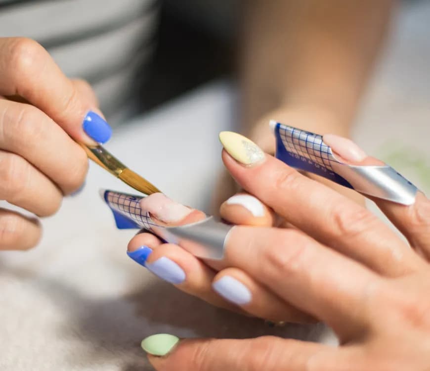 Manicure żelowy – wszystko, co musisz wiedzieć o tej stylizacji paznokci Manicure żelowy – wszystko, co musisz wiedzieć o tej stylizacji paznokci