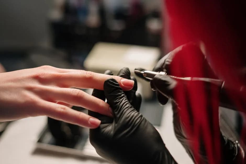 Jak usunąć manicure żelowy? Skuteczne metody i bezpieczeństwo procesu Jak usunąć manicure żelowy? Skuteczne metody i bezpieczeństwo procesu