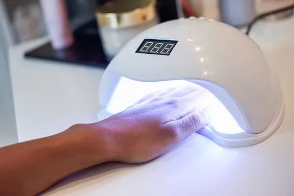 Manicure hybrydowy: lampa LED czy UV - która jest lepsza dla Ciebie? Manicure hybrydowy: lampa LED czy UV - która jest lepsza dla Ciebie?