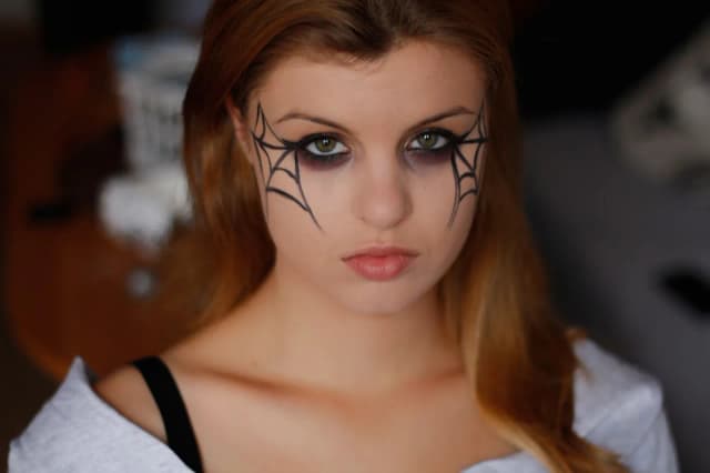 Prosty makijaż na Halloween - instrukcje, które zachwycą każdego! Prosty makijaż na Halloween - instrukcje, które zachwycą każdego!