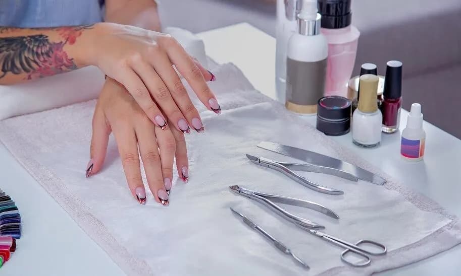 Co jest potrzebne do manicure tytanowego? Kluczowe akcesoria i produkty. Co jest potrzebne do manicure tytanowego? Kluczowe akcesoria i produkty.