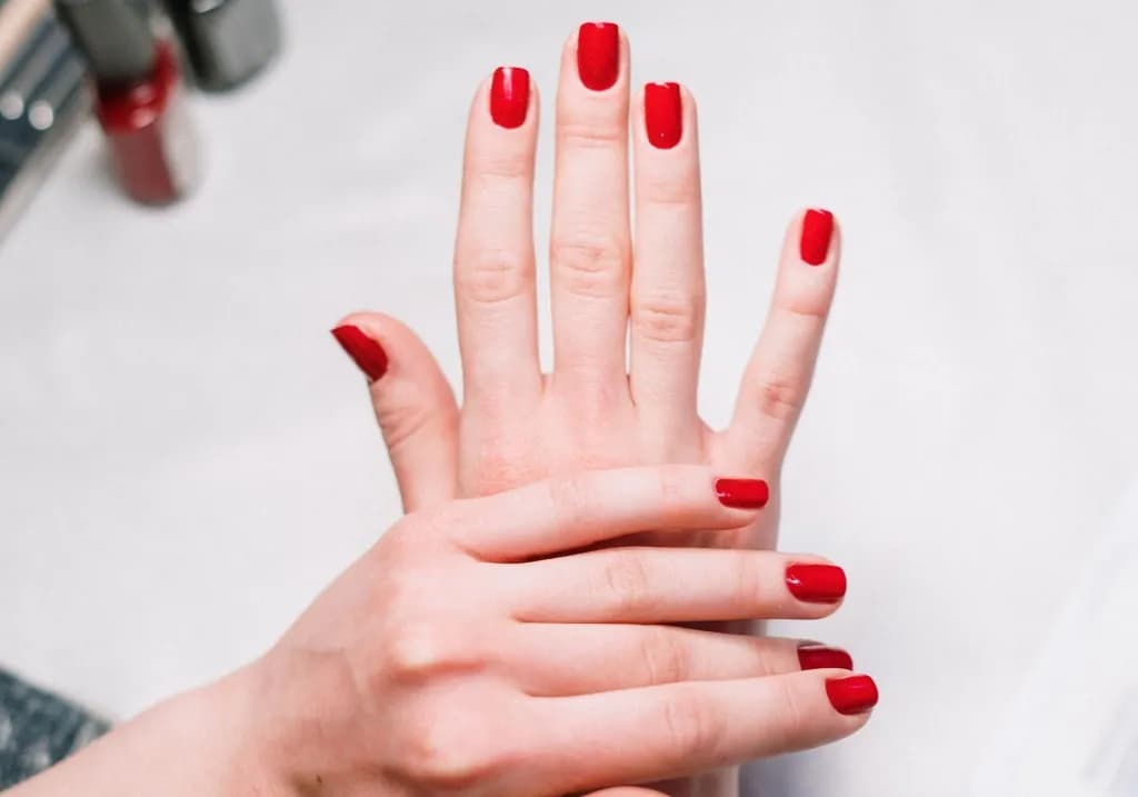 Manicure hybrydowy z nadbudową – wszystko, co musisz wiedzieć o tej technice. Manicure hybrydowy z nadbudową – wszystko, co musisz wiedzieć o tej technice.