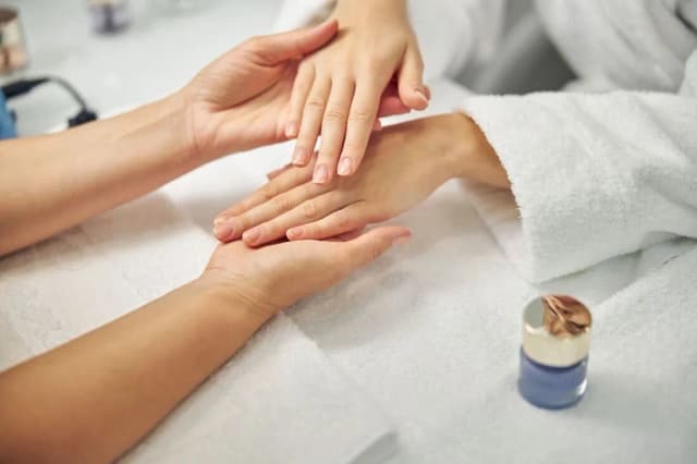 Manicure SPA na czym polega? Wszystko o zabiegu, korzyściach i przeciwwskazaniach Manicure SPA na czym polega? Wszystko o zabiegu, korzyściach i przeciwwskazaniach