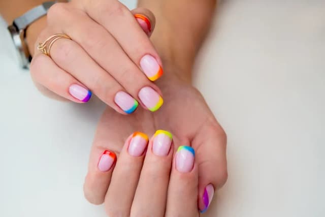 Jak zrobić french manicure z paskami - łatwy sposób na eleganckie paznokcie Jak zrobić french manicure z paskami - łatwy sposób na eleganckie paznokcie