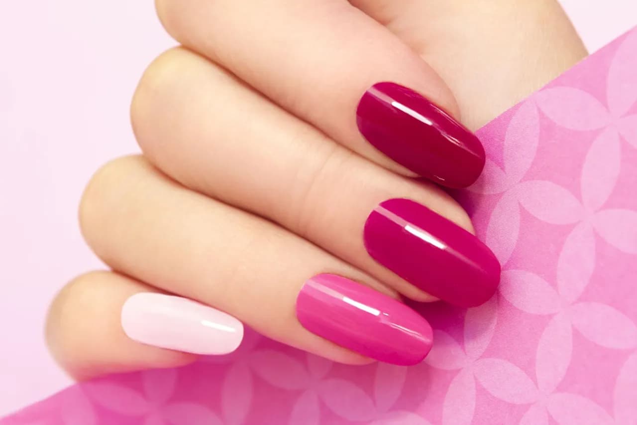Manicure winylowy – zrozum, na czym polega ta nowoczesna technika Manicure winylowy – zrozum, na czym polega ta nowoczesna technika
