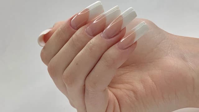 Manicure hybrydowy french – co to jest, jak wygląda i jakie ma zalety? Manicure hybrydowy french – co to jest, jak wygląda i jakie ma zalety?