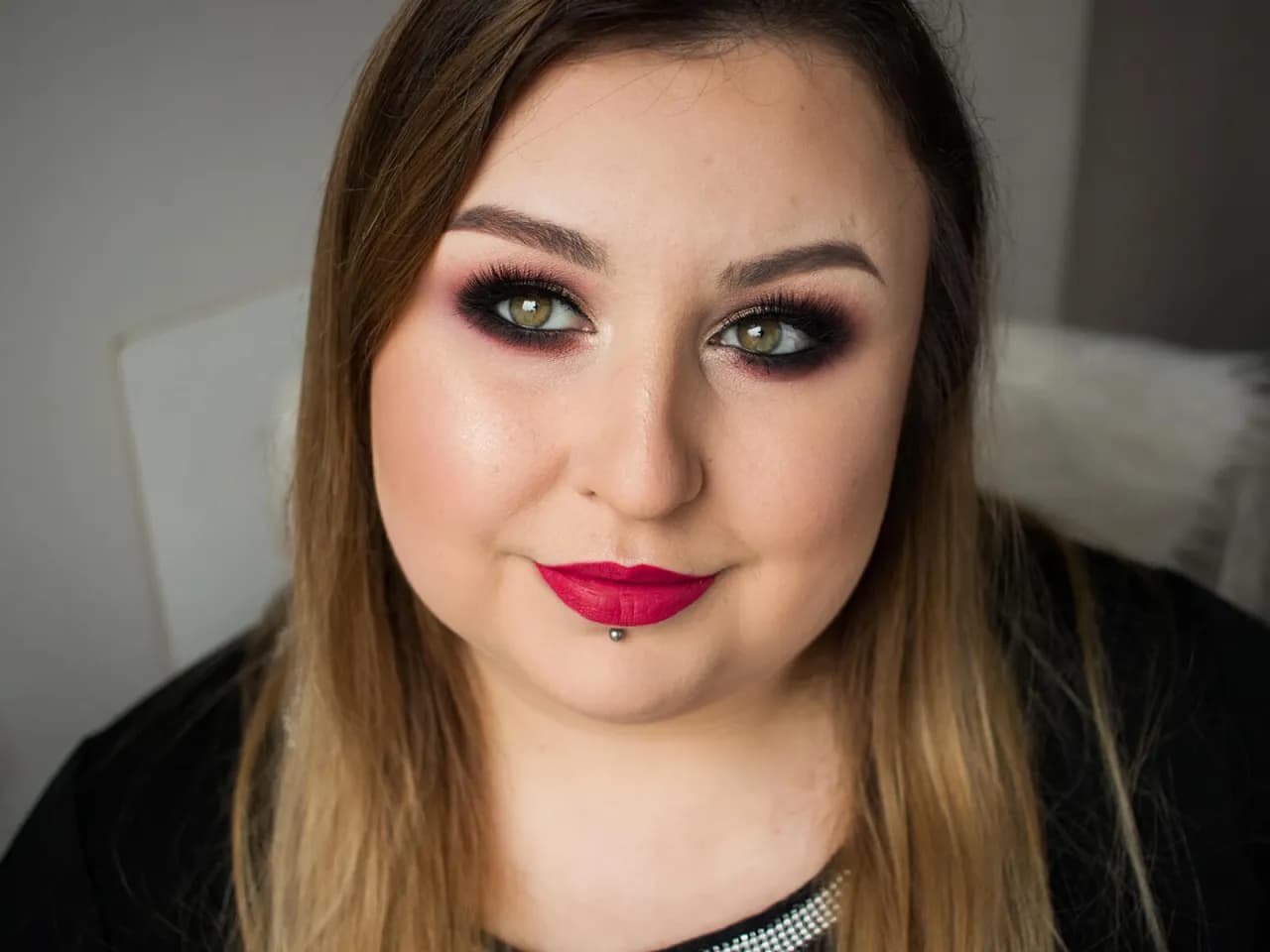 Jak zrobić makijaż studniówkowy krok po kroku – stwórz doskonały look Jak zrobić makijaż studniówkowy krok po kroku – stwórz doskonały look