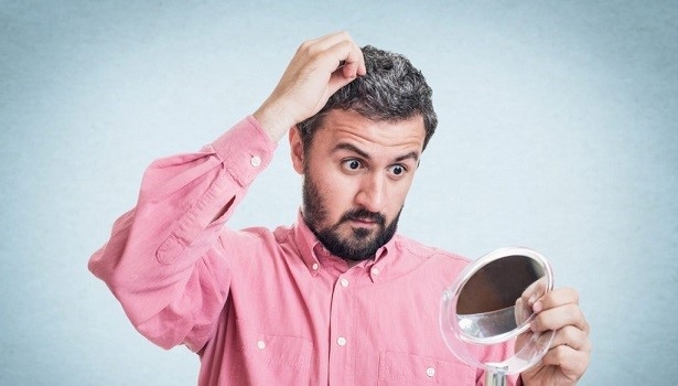 Co powoduje siwienie włosów? Przyczyny i rodzaje