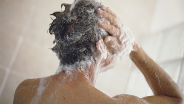 Jaki szampon na siwe włosy dla mężczyzn wybrać? Szampony na siwienie